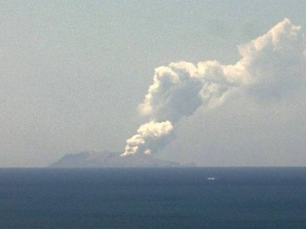 Gambar dari Institut Geologi dan Sains Nuklear New Zealand menunjukkan letusan gunung berapi White Island hari ini.