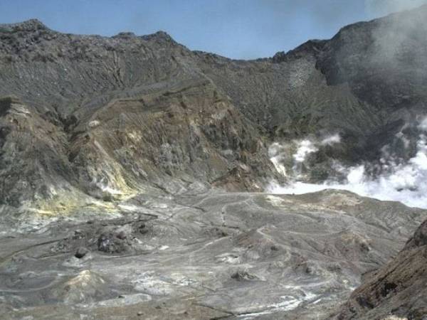 Tangkap layar kamera web New Zealand White Island Crater Rim pada jam 2.10 petang (waktu tempatan) sebelum gunung berapi itu meletus secara tiba-tiba hari ini. - Foto New Zealand White Island Crater Rim