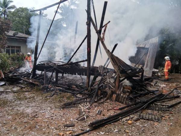 Rumah binaan kayu separuh kekal itu hangus dijilat api dalam kejadian tengah hari tadi.