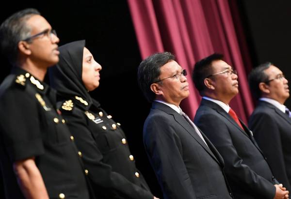 Mohd Shafie (tengah) dan Latheefa Koya (dua, kiri) menghadiri Bicara Integriti dan Anti Rasuah Bersama Anggota Pentadbiran Penjawat Awam Jabatan Kerajaan Negeri dan Persekutuan Sabah sempena Hari Anti Rasuah Antarabangsa (HARA) Peringkat Negeri Sabah 2019 hari ini. -Foto Bernama