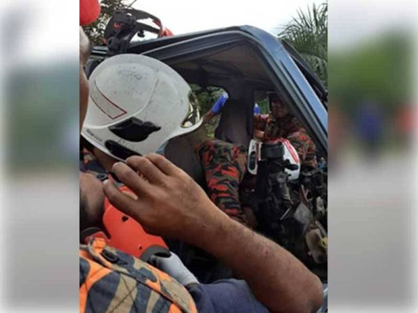 Anggota dari Balai Bomba dan Penyelamat Seri Iskandar melakukan operasi menyelamat mengeluarkan mangsa. -Foto: JBPM Perak/ Ihsan pembaca