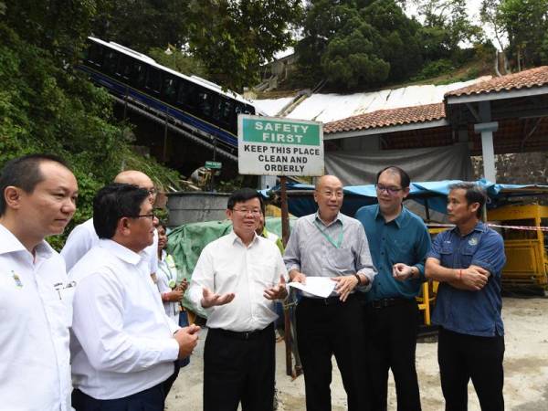 Kon Yeow (tiga dari kiri) meninjau kerja-kerja penyelenggaraan yang dibuat oleh Perbadanan Bukit Bendera Pulau Pinang terhadap tanah-tanah yang runtuh akibat ribut tropika yang melanda pada 4 November 2017 di kawasan itu hari ini. - Foto Bernama