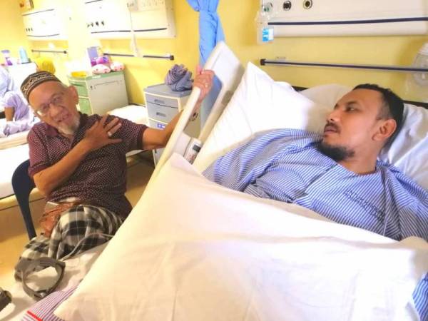 Afrizam kelihatan lemah ketika menerima rawatan di hospital sebelum ini.