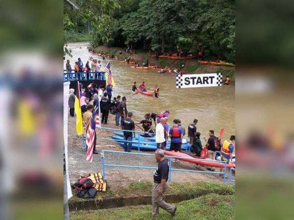 Para peserta JKEC bersiap sedia memulakan kayuhan pada perlumbaan tahun lalu di Dataran Kampung Puom, Jelebu.