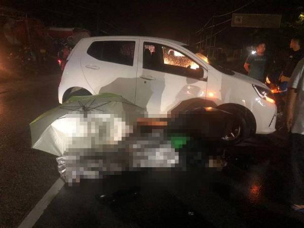 Wan Asri maut di tempat kejadian selepas merempuh kereta yang dipercayai membuat pusingan U. - Foto Ihsan pembaca