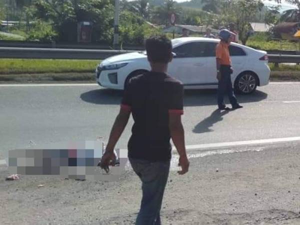 Pengguna jalan raya membantu mengawal lalu lintas sementara menanti bantuan daripada pihak polis dan ambulans. Foto: Ihsan FB Kak Ton