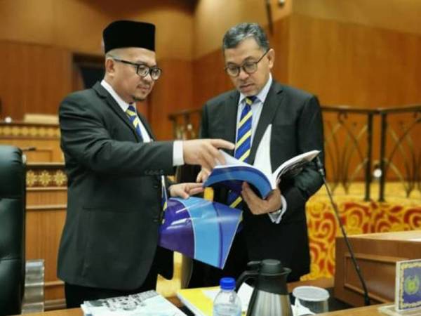 Azlan (kanan) tekun melihat kandung teks ucapan bajet 2020 negeri Perlis