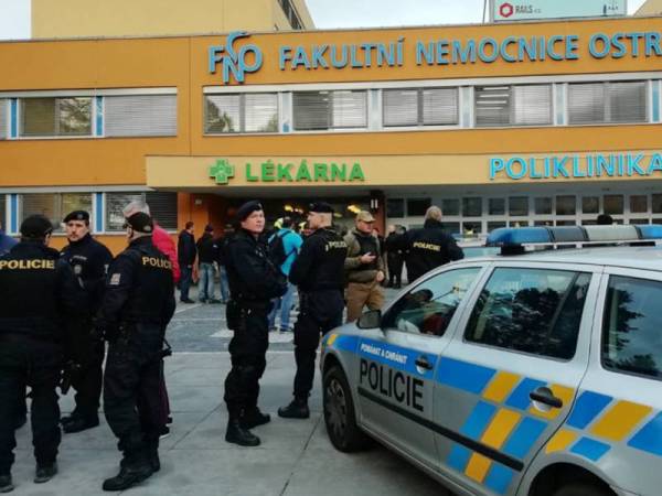 Polis berkawal di luar sebuah hospital universiti di Ostrava selepas lelaki bersenjata menembak mati enam individu. - Foto: Agensi