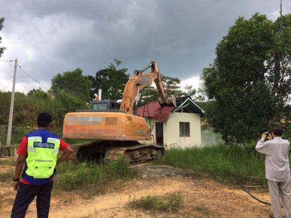 Salah sebuah rumah yang dirobohkan di Kampung Melayu Puncak Kundang.