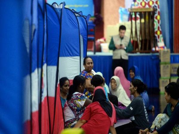 Antara 526 orang daripada 133 keluarga mangsa banjir yang ditempatkan di pusat pemindahan sementara (PPS) di Kolej Vokasional Kota Tinggi ketika tinjauan hari ini.