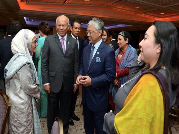 Al-Sultan Abdullah beramah mesra dengan hadirin pada majlis santapan malam bersama rakyat Malaysia di UK semalam. Turut hadir Pesuruhjaya Tinggi Malaysia ke UK, Datuk Mohamad Sadik Kethergany (dua dari kiri). - Foto Bernama