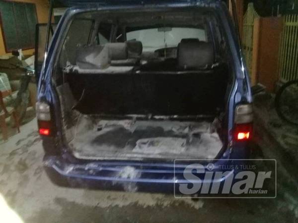 Salah satu kenderaan mangsa terjejas dalam kejadian kebakaran di di Kampung Baru Jalan Cheroh