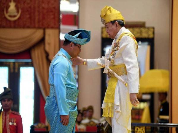 Sultan Sharafuddin Idris Shah (kanan) menganugerahkan Darjah Kebesaran Seri Paduka Mahkota Selangor (S.P.M.S) kepada Menteri Besar Selangor, Amiruddin Shari yang membawa gelaran Datuk Seri di Balairung Seri Istana Alam Shah, hari ini. Foto: Bernama