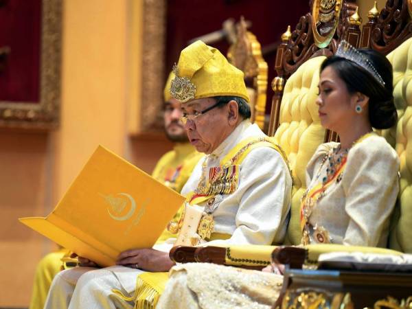 Sultan Sharafuddin menyampaikan titah pada Istiadat Penganugerahan dan Pengurniaan Darjah Dan Bintang Kebesaran Negeri Selangor sempena menyambut Ulang Tahun Hari Keputeraan Yang Ke-74 Sultan Selangor Tahun 2019 di Balairung Seri Istana Alam Shah, hari ini. Turut berangkat Tengku Permaisuri Selangor, Tengku Permaisuri Norashikin. - Foto: Bernama
