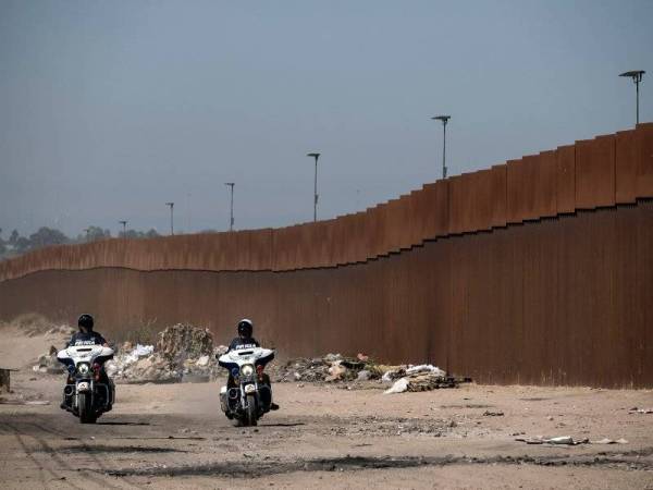 Pasukan keselamatan Mexico meronda di sekitar tembok sempadan AS-Mexico di Tijuana Baja. - Foto AFP