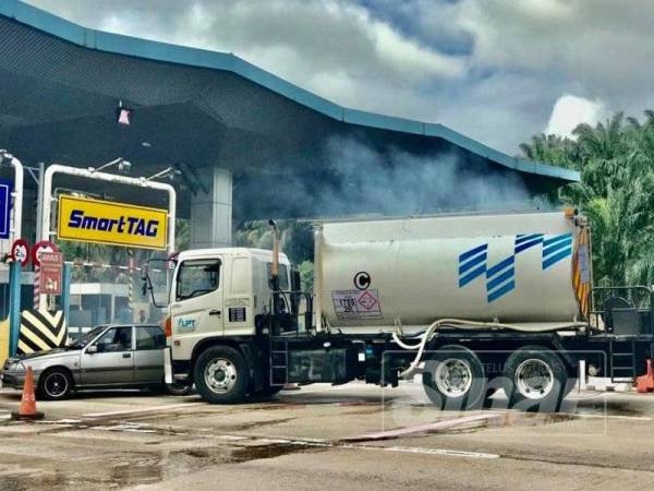 Insiden pelanggaran di Plaza Tol Kuantan, di sini membabitkan sebuah lori membawa muatan bahan kimia dengan sebuah kenderaan awam.