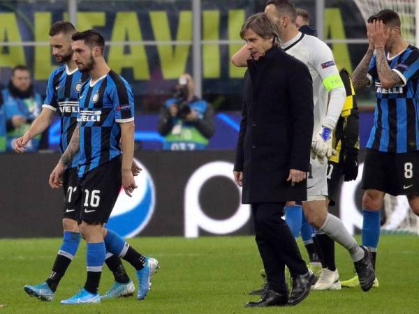 Reaksi pemain dan pengendali Inter, Antonio Conte selepas tewas kepada Barcelona. - Foto EPA