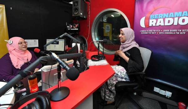 Latheefa (kanan) ketika ditemu bual Bernama Radio di Wisma Bernama hari ini. - Foto Bernama