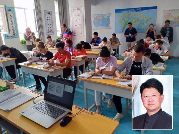 Selain diajar dalam pelbagai bidang kemahiran, rakyat China berketurunan Uyghur yang ditempatkan di Moyu Country Vocational Skills Education and Training Center turut mendapat pendidikan seperti perundangan dan kelas bahasa Mandarin. Gambar kecil Bai tian