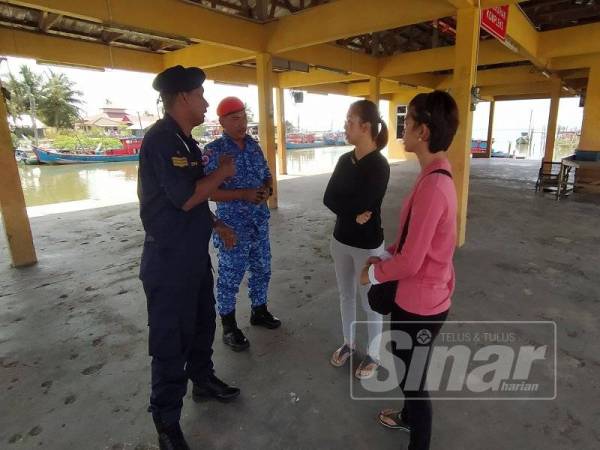 Penolong Pegawai Pangkalan Hadapan, Asharudin Che Ani (kiri) dan anggota APM Yan, Lans Koperal Mohd Nor Ismail (dua,kiri) berbual dengan Shwu Yi (dua kanan) dan Ghik Leng (kanan) di Jeti LKIM Kuala Sala, di sini, hari ini.