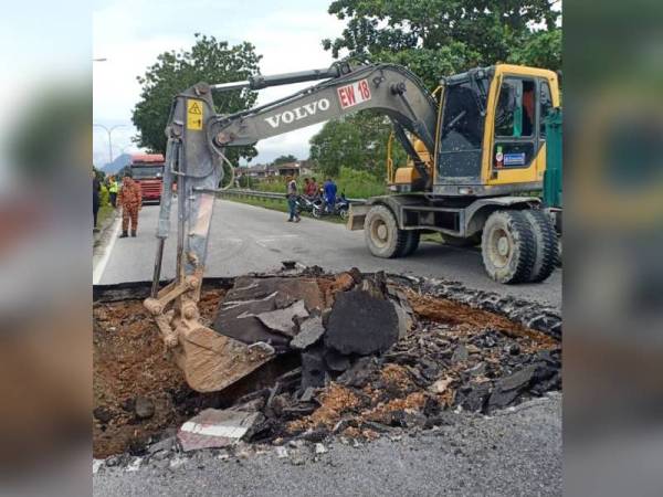 Kerja penyelenggaraan yang dijalankan.di Seksyen 3.0 Jalan Pasir Putih-Lahat.