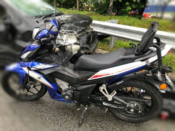 Keadaan motosikal yang dinaiki mangsa selepas kemalangan itu.