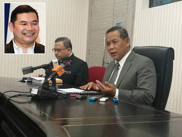 Aminuddin (kanan) pada sidang akhbar di Wisma Negeri, Seremban hari ini. Gambar kecil: Rafizi