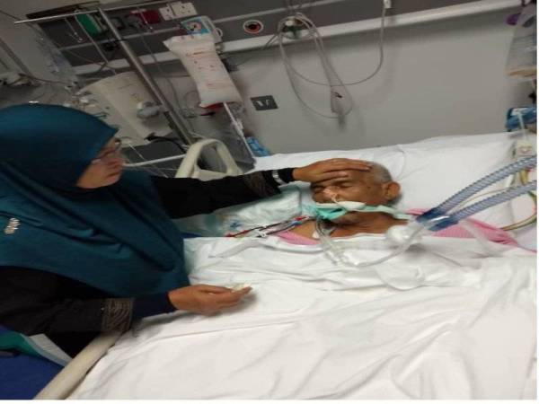 Abd Aziz yang kini dirawat di Hospital King Abdullah Jeddah ditemani isterinya. - Foto: Ihsan Mohd Faizal