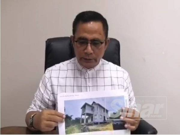 Amirudin menunjukkan salah sebuah rumah mewah yang didirikan atas tanah pemaju.