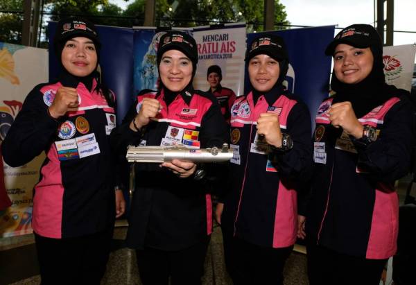 Mentor 'All Women's Expedition To Antartica (Aweta), Dr Sharifah Mazlina (dua dari kiri) bersama protegenya (dari kiri) Siti Jumaidah, Salehah dan Nurul Atiqah bergambar bersama Kapsul Masa 2030 yang diberi nama 'Semangat Malaysia Boleh Tun Dr Mahathir Mohamad' sebelum berlepas bagi menjayakan misi negara ke Kutub Selatan mulai 18 Disember sehingga 3 Januari di Lapangan Terbang Antarabangsa Kuala Lumpur (KLIA) hari ini. - Foto: Bernama
