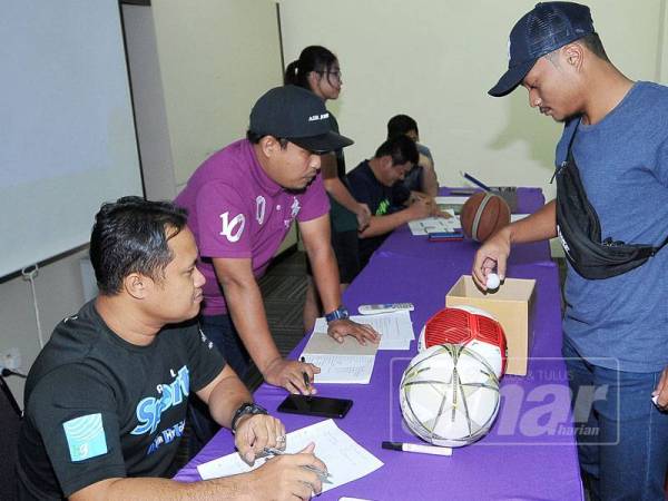 Wakil pasukan bola sepak (street soccer 4 on 4) membuat undian untuk perlawanan Sweat & Shoot Sukan Tanpa Diskriminasi yang akan diadakan di Pekarangan Kompleks Kumpulan Media Karangkraf, Shah Alam. - Foto Sinar Harian ROSLI TALIB