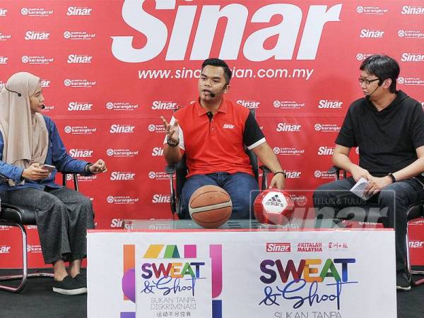 Mohd Farreez dan Boon Keong ketika ditemubual wartawan Rosalwani Che Soh pada sesi Sinar Live yang membincangkan mengenai pertandingan Sweat & Shoot: Sukan Tanpa Diskriminasi di studio Sinar Harian Online, Shah Alam semalam. -Foto Sinar Harian