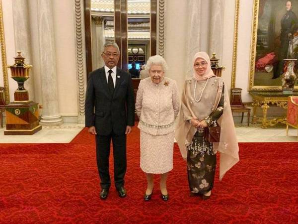 Al-Sultan Abdullah dan Tunku Azizah Aminah berangkat pada Majlis Santapan Tengah Hari bersama Ratu Elizabeth II di Istana Buckingham semalam. - Foto Bernama