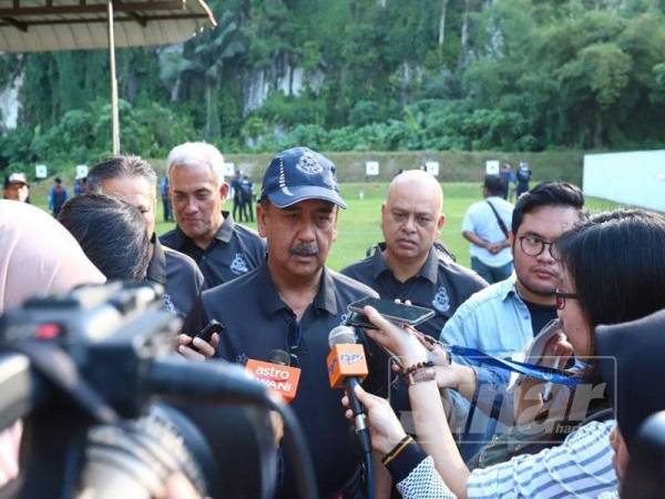 Razarudin ditemui media pada Ujian Kemahiran Menembak sempena Hari Polis ke-212 bersama Menteri Besar Perak, Datuk Seri Ahmad Faizal Azumu di Lapang Sasar IPK di Jalan Padang Tembak di sini hari ini.