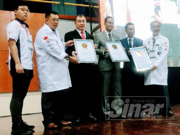 Asmirul (tiga dari kanan) bersama sebahagian penganjur Pertandingan World Chef Championship Malaysia 2019 memegang sijil pengiktirafan MBOR di Stadium Suka Menanti, di sini, tadi.