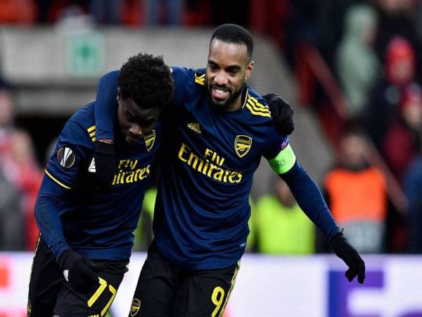 Lacazette (kanan) dan Saka memastikan Arsenal tidak pulang tangan kosong ketika berdepan Liege. - Foto AFP