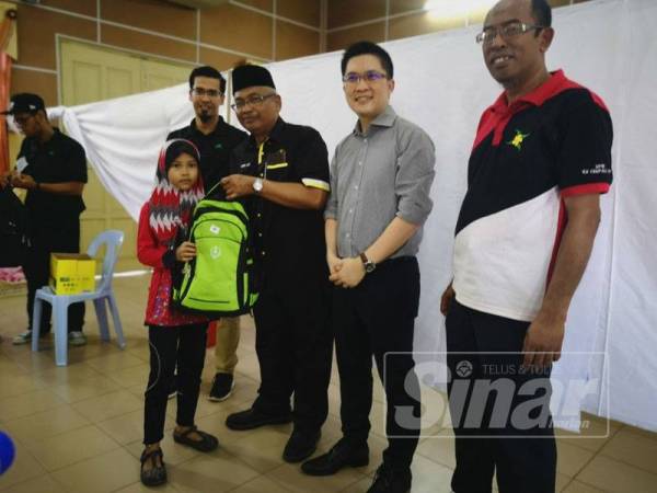 Abdul Aziz bersama Ahli Parlimen Ipoh Timor, Wong Kah Woh menyampaikan sumbangan program Kembali ke Sekolah.