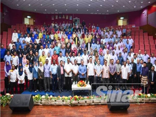 Aminuddin (baris hadapan,12 dari kanan) bersama penjawat awam yang hadir pada majlis itu.