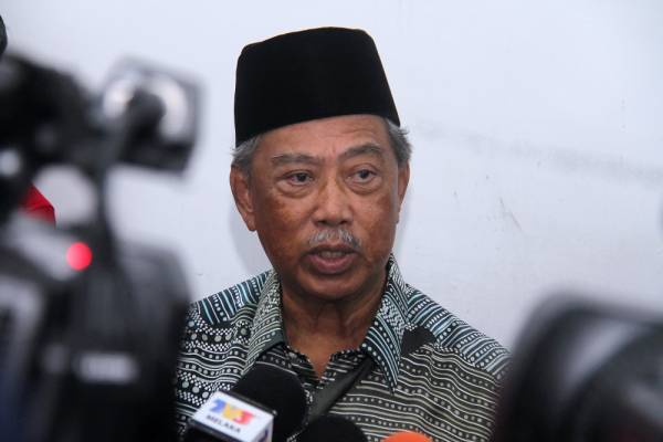 Muhyiddin bercakap pada sidang media Mesyuarat Bahagian Bersatu Pagoh di Pusat Khidmat Rakyat Parlimen Pagoh hari ini. -Foto Bernama