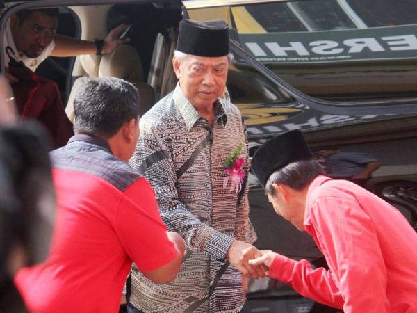 Muhyiddin (tengah) hadir pada Mesyuarat Bahagian Bersatu Pagoh di Pusat Khidmat Rakyat Parlimen Pagoh hari ini. -Foto Bernama