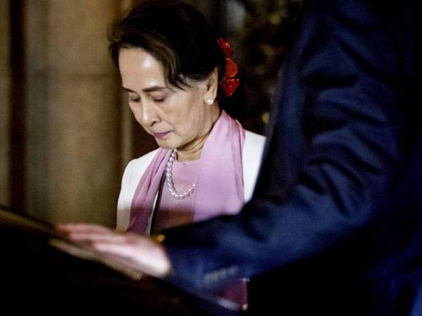 Suu Kyi ketika meninggalkan Istana Keamanan di The Hague, Netherlands semalam. - Foto: AFP