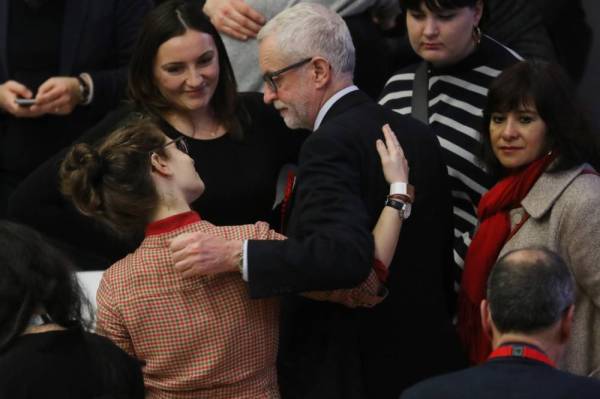 Reaksi Corbyn (tengah) selepas Parti Buruh pimpinannya tewas kepada Parti Konservatif pada Pilihan Raya Britain. - Foto: AFP