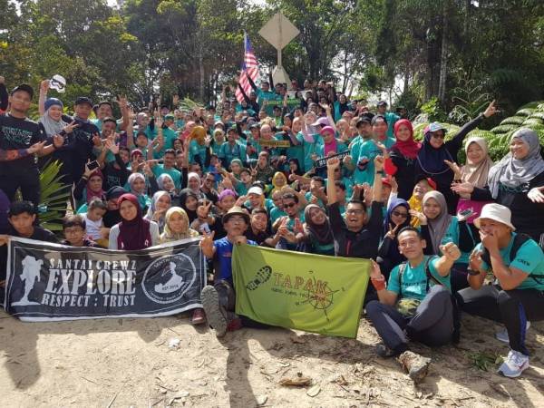 Sebahagian daripada 160 peserta termasuk krew yang menyertai Program Charity Hike Gunung Angsi v5.0, dekat sini kelmarin.