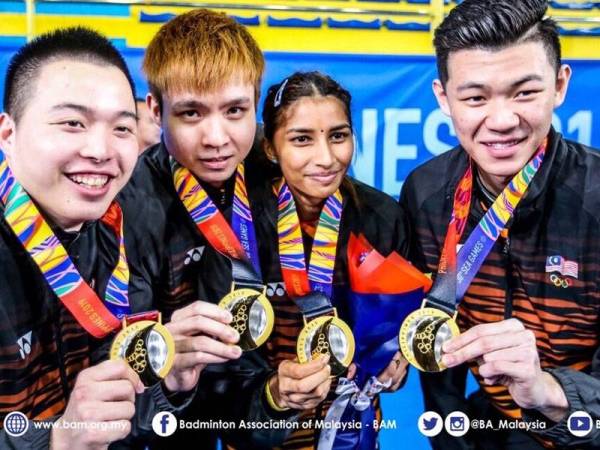 Dari kanan: Zii Jia, Kisona, Wooi Yik dan Aaron menunjukkan pingat emas yang dimenangi pada Sukan SEA 2019 di Filipina. - Foto BAM