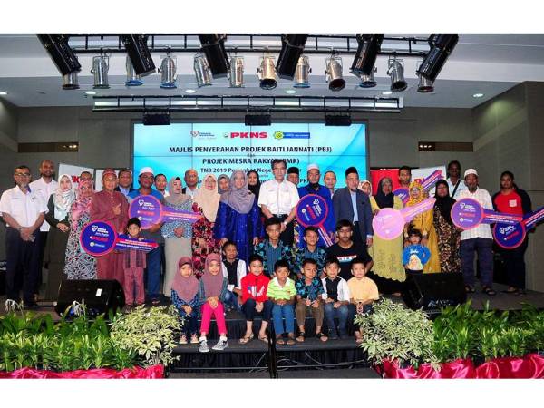 Siti Zubaidah dan Roslan bersama para penerima sumbangan pada Majlis Penyerahan Projek Baiti Jannati dan Projek Mesra Rakyat TNB 2019 Peringkat Negeri Selangor dengan kerjasama PKNS di Bangunan Ibu Pejabat PKNS Seksyen 14 Shah Alam hari ini. - Foto Bernama