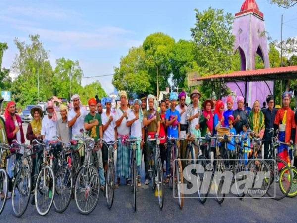 Sebahagian daripada mereka yang hadir memakai semutar atau ikat kepala yang cukup popular dalam kalangan masyarakat Kelantan satu ketika dahulu.