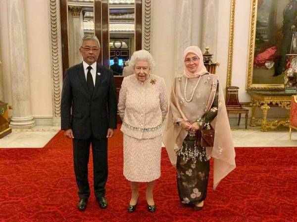 
Yang di-Pertuan Agong dan Raja Permaisuri Agong,Tunku Azizah Aminah Maimunah Iskandariah berangkat pada Majlis Santapan Tengah Hari bersama Ratu Elizabeth II di Istana Buckingham pada Khamis lalu. - Foto Bernama
