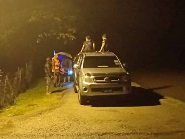 Anggota bomba dan penyelamat membantu memindahkan penduduk di Kampung Sungai Baru Mas Kota Tinggi.