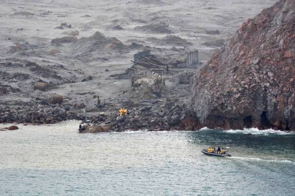 Usaha mencari dua lagi mayat diteruskan di sekitar kawasan White Island hari ini. - Foto: AFP