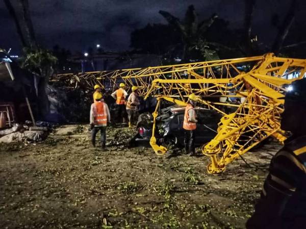 Kerja pengalihan kren dilakukan oleh kontraktor terlibat di lokasi malam tadi. - Foto: DBKL. 